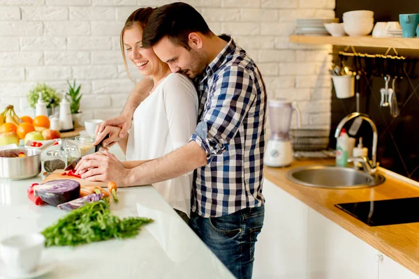 Jeune couple préparant un repas sain dans la cuisine — Photo