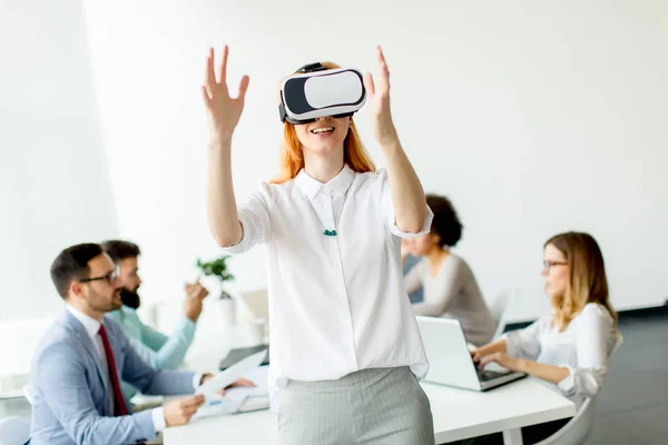 Femeia Tânără Care Folosește Simulatorul Realitate Virtuală Timpul Întâlnirii Birou — Fotografie, imagine de stoc