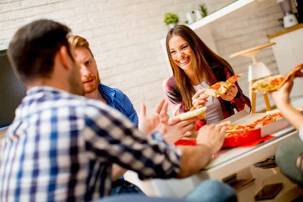Группа молодых друзей, которые едят пиццу — стоковое фото
