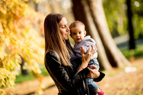 Genç Anne Bebek Çocuk Sonbahar Park Portre — Stok fotoğraf