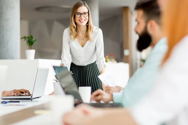 Jóvenes Empresarios Discuten Una Estrategia Trabajan Juntos Cargo — Foto de Stock