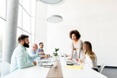 iş adamları masa ofis personel toplantısı sırasında etrafında
