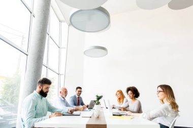 iş adamları masa ofis personel toplantısı sırasında etrafında