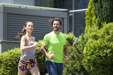 Kentsel çevre sıcak yaz gününde çalışan çift