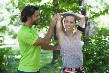 Genç çift eğitim parkta güneşli bir günde sahip.