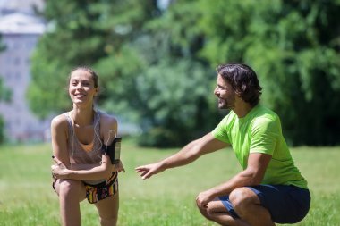 Genç çift eğitim parkta güneşli bir günde sahip.
