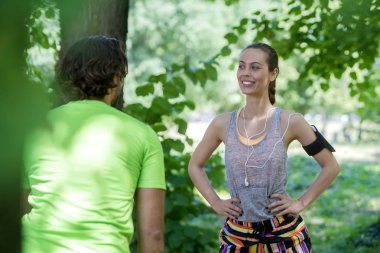 Genç çift eğitim parkta güneşli bir günde sahip.