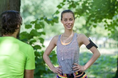 Genç çift eğitim parkta güneşli bir günde sahip.