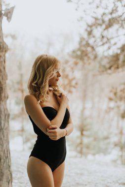 Genç ve güzel kadın rahatlatıcı Yüzme Havuzu tarafından