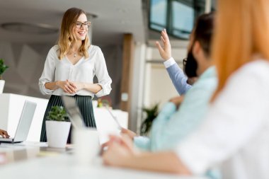 Bir strateji tartışmak ve birlikte ofisinde çalışan genç iş adamları