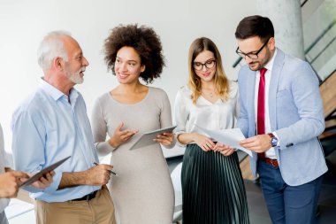 Bir grup başarılı iş adamı ofiste duruyor.