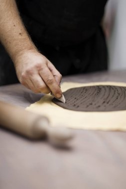 Yetenekli master kil iş parçaları için yeni kreasyonlar hazırlanıyor