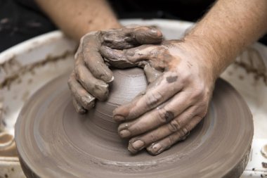 Sanatçı kil çömlek bir spin tekerlek üzerinde yapar.
