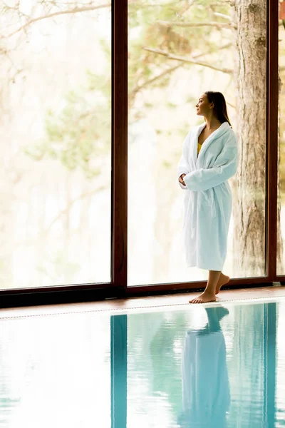 Mujer Joven Bonita Relajándose Piscina Centro Spa — Foto de Stock