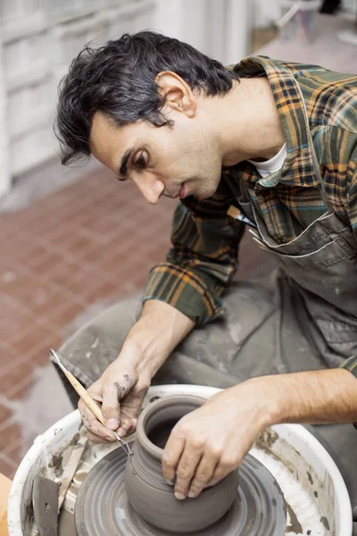 Artista faz cerâmica de barro em uma roda de giro — Fotografia de Stock