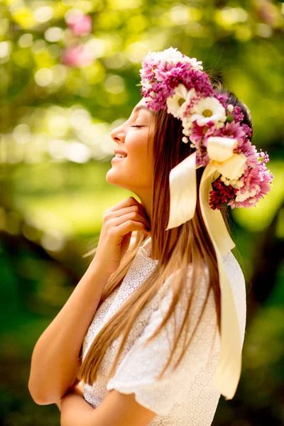 Ritratto Giovane Donna Con Corona Fiori Freschi Testa Nel Parco — Foto Stock