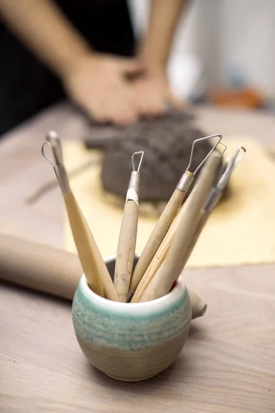 Maestro calificado preparando piezas de arcilla para nuevas sus creaciones — Foto de Stock