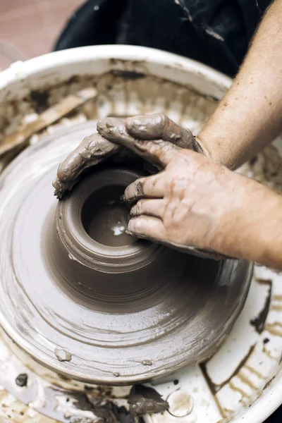 Artist makes clay pottery on a spin wheel — Stock Photo, Image