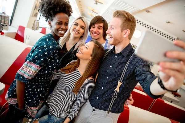 Grupo Jóvenes Felices Tomando Selfie Con Teléfono Móvil Cafetería —  Fotos de Stock