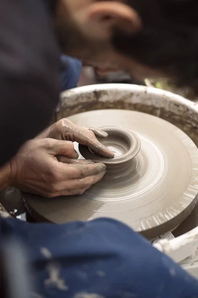 Artist makes clay pottery on a spin wheel — Stock Photo, Image