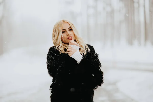 Porträt Einer Blonden Frau Schnee Wintermantel — Stockfoto