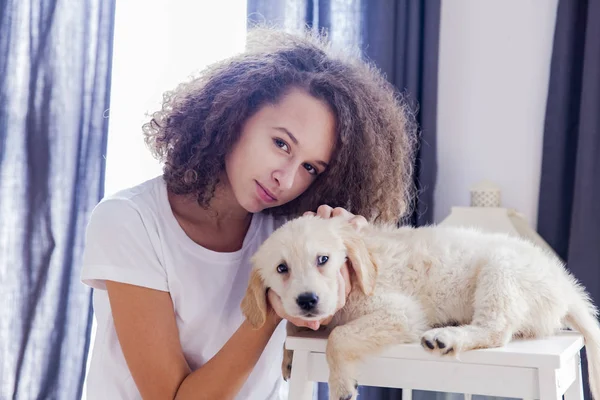 Nastolatek dziewczyna z mały złoty pies myśliwski — Zdjęcie stockowe