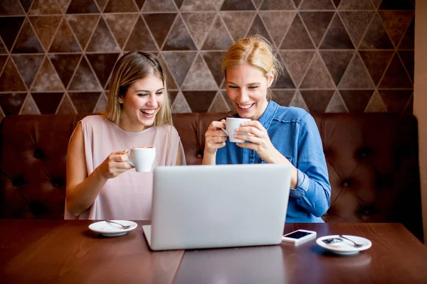 Mulheres Muito Jovens Com Laptop Sentado Mesa Café — Fotografia de Stock