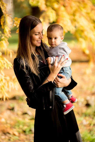 Feliz Jóvenes Padres Tener Divertido Con Bebé Niño Otoño Parque — Foto de Stock