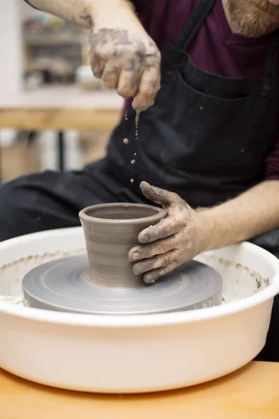 Artist makes clay pottery on a spin wheel — Stock Photo, Image