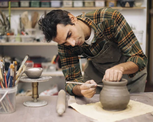 Hombre joven haciendo cerámica en el taller — Foto de Stock