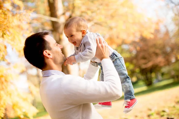 Genç Baba Güneşli Gün Sonbahar Parkta Oynarken Bebeğim — Stok fotoğraf