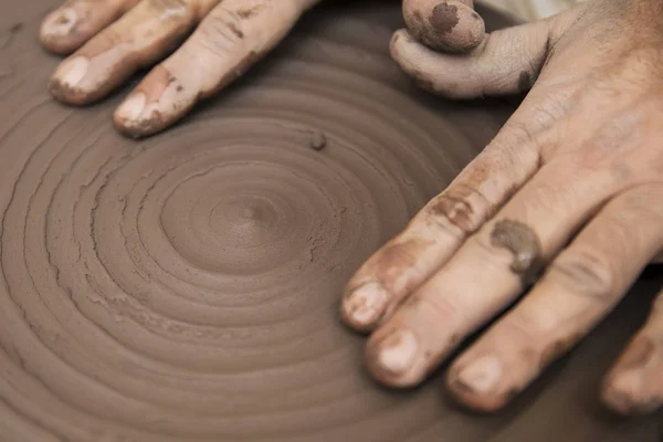 Artiste fait poterie d'argile sur une roue de rotation — Photo