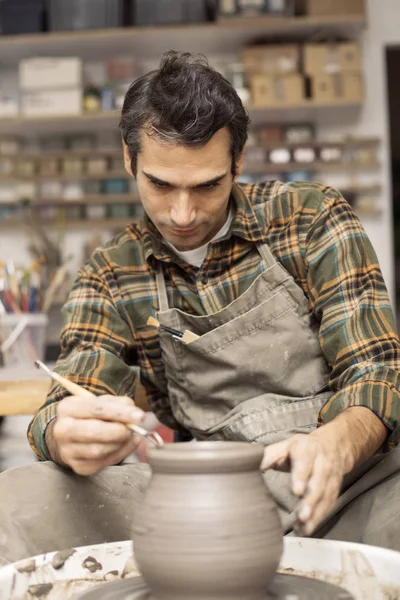 Artista faz cerâmica de barro em uma roda de giro — Fotografia de Stock