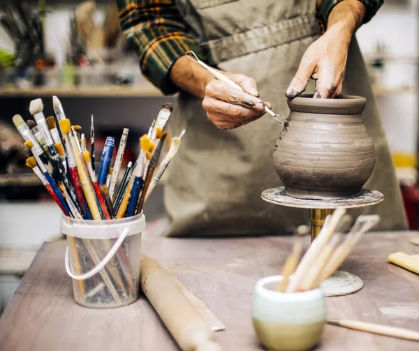 Jonge man maken van aardewerk in werkplaats — Stockfoto