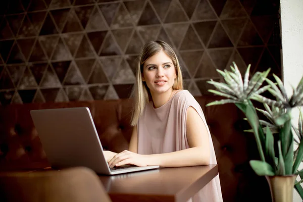 Hübsche Junge Frau Arbeitet Café Laptop — Stockfoto