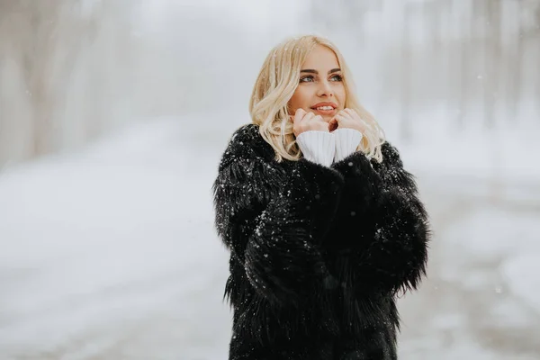 Retrato Mujer Rubia Afuera Abrigo Invierno Nieve —  Fotos de Stock