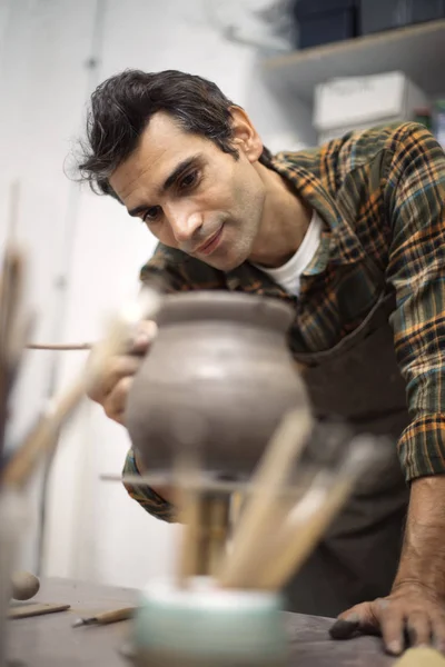 Hombre joven haciendo cerámica en el taller — Foto de Stock