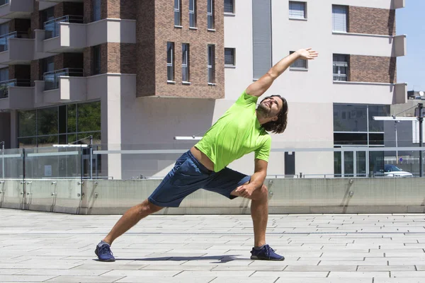 Ung Idrottare Gör Stretching Övning Utomhus Urban Miljö — Stockfoto