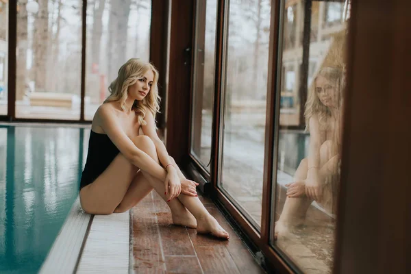 Mulher muito jovem relaxante por piscina — Fotografia de Stock