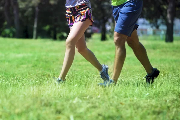 Pareja Joven Trotando Ambiente Verde Verano —  Fotos de Stock