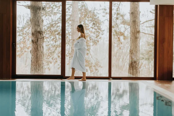 Mujer Joven Bonita Relajándose Piscina Centro Spa — Foto de Stock