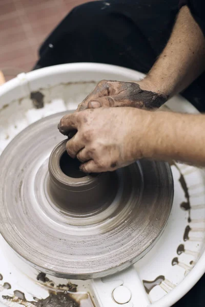 Artist makes clay pottery on a spin wheel — Stock Photo, Image