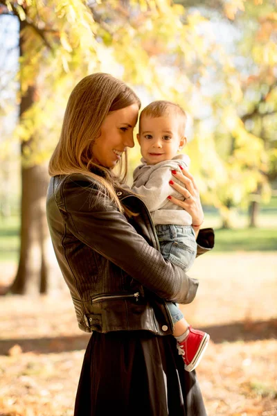 Ung Mor Och Baby Boy Höst Park Solig Dag — Stockfoto