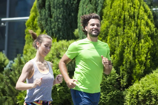 Pareja Corriendo Ambiente Urbano Caluroso Día Verano — Foto de Stock