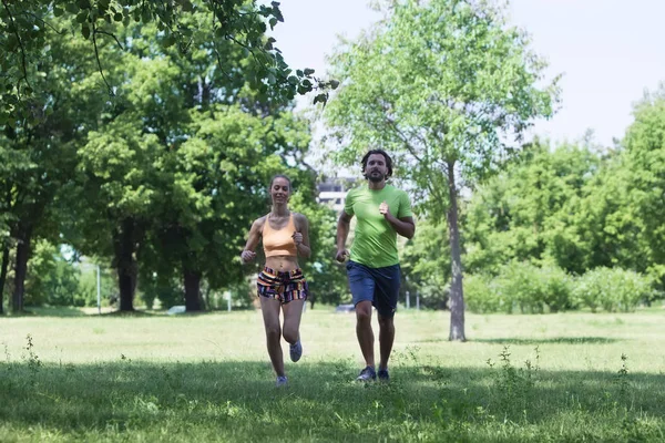 Młoda Para Joggingu Zieleń Lecie — Zdjęcie stockowe