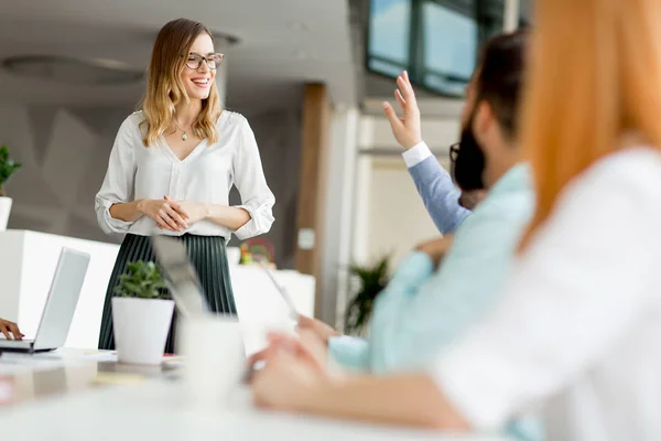 Junge Geschäftsleute Diskutieren Eine Strategie Und Arbeiten Gemeinsam Büro — Stockfoto