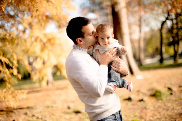 Молодой Отец Мальчик Играют Осеннем Парке Солнечный День — стоковое фото