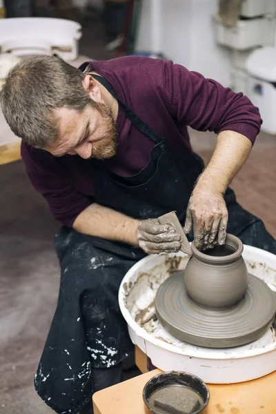 Widok Artysta Sprawia Clay Ceramiki Koła Spin Warsztacie — Zdjęcie stockowe
