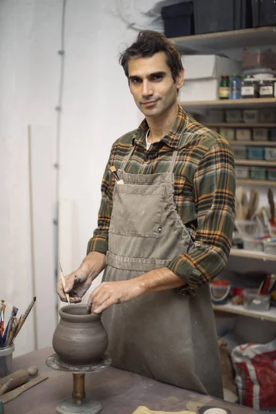 Young man making pottery in workshop — Stock Photo, Image