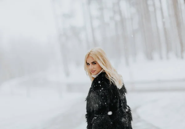 Mujer Rubia Bastante Joven Día Invierno Nevado —  Fotos de Stock